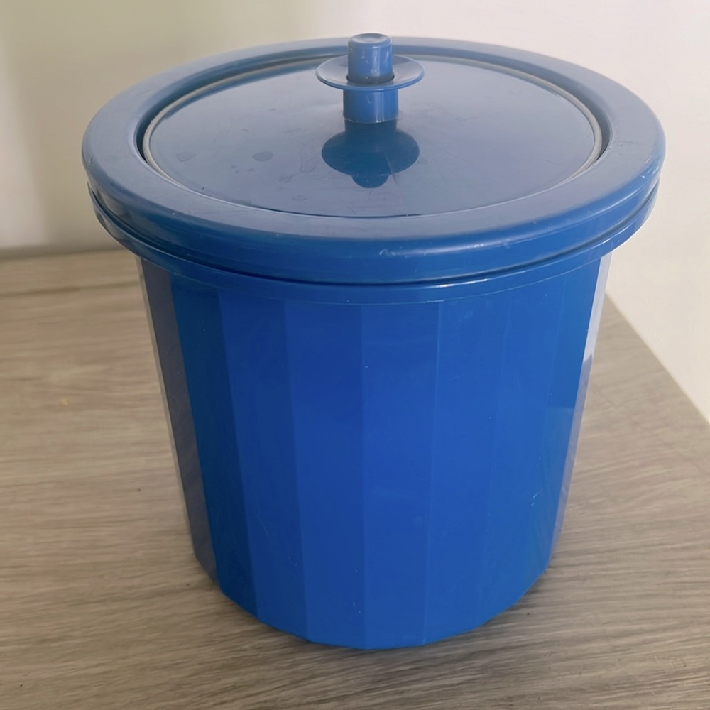 BE COMPANY READY ICE BUCKET by Tupperware. Vintage blue. Insulated. light wear.